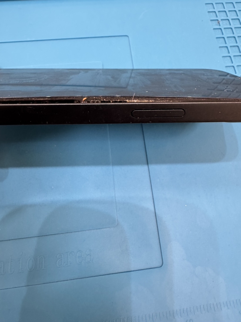 iPhone 13のバッテリー膨張で画面が浮き上がっている様子