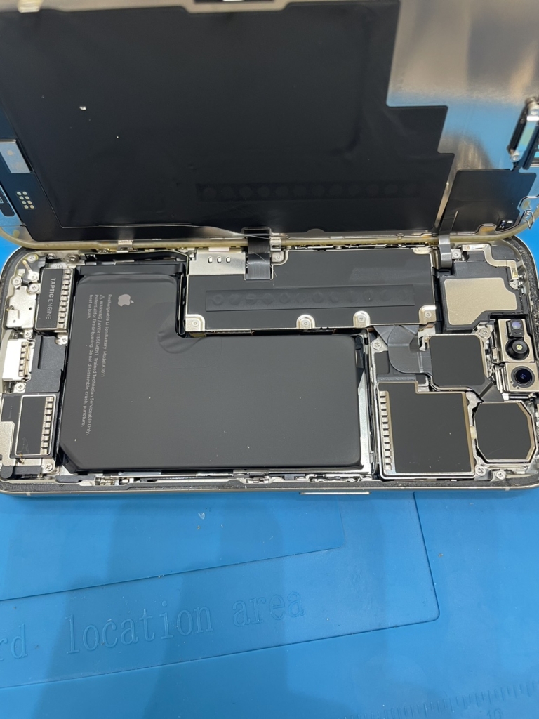 iPhone 15 Pro Maxの画面割れ修理！純正同等の「有機EL（OLED）」で美しさそのままに即日復活｜滋賀・東近江市